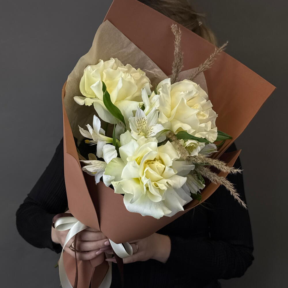 Букет с французской розой альстромерией