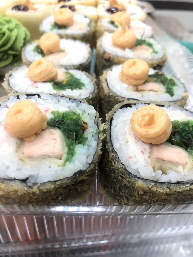 Жаренный ролл с лососем и чукой