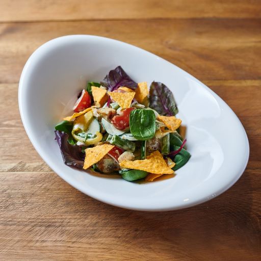 Салат с куриной грудкой и сырными чипсам