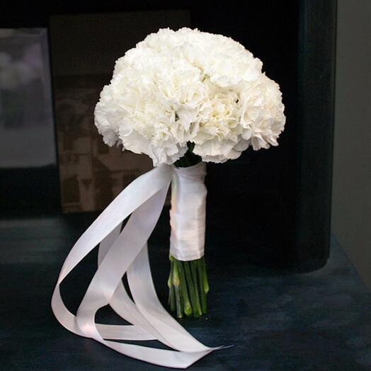 Букет невесты из белых гвоздик 