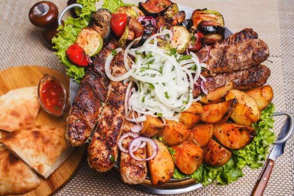 Ассорти кебабов с овощами
