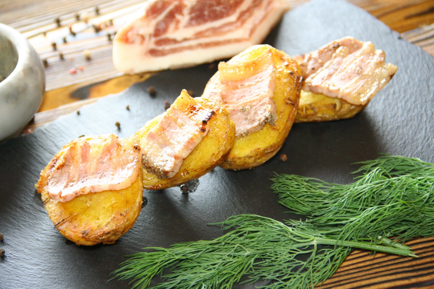 Картофель печеный с соленым салом