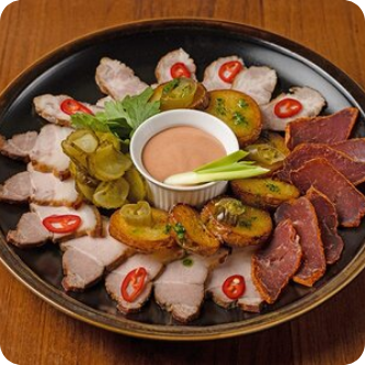 Тарелка мясная горячего копчения