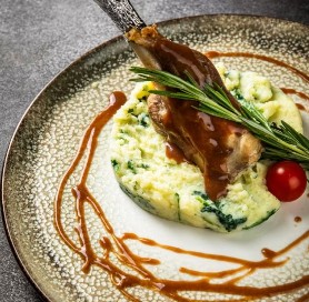 Голень ягненка, томленая в красном вине, с пюре