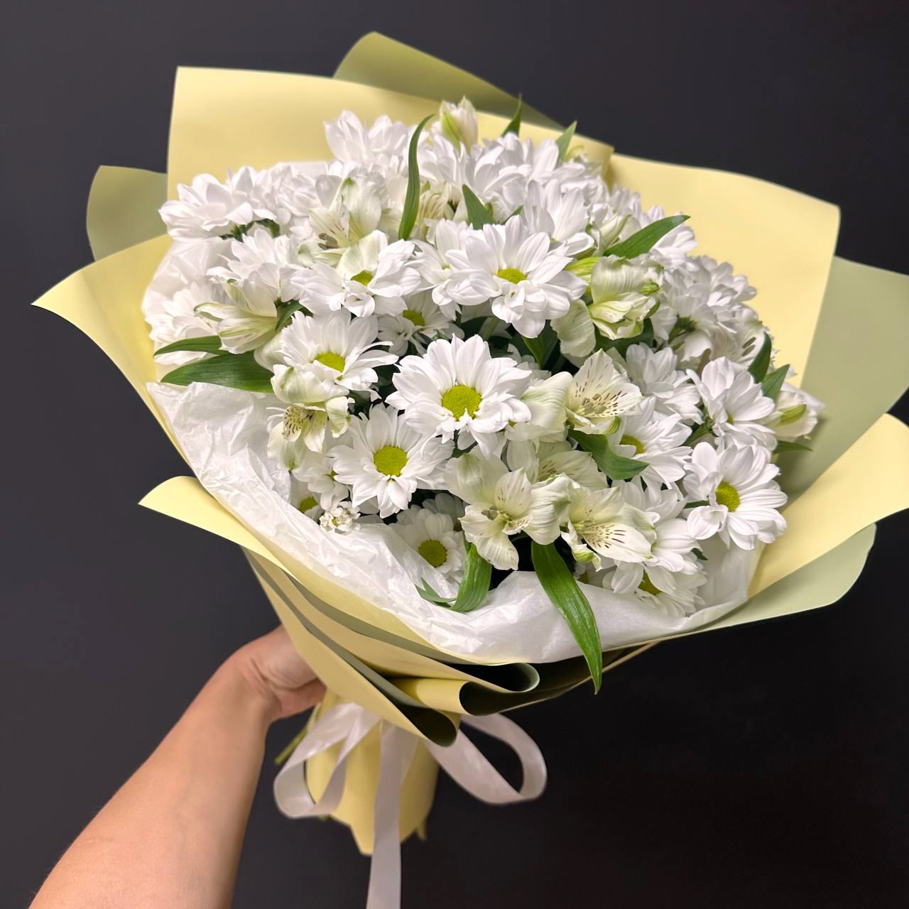 Хризантемы ромашка с белыми альстромериями