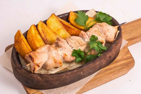 Куриный шашлычок с картофельными долькам