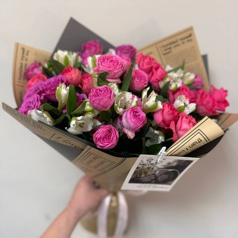 Букет из розовых роз и альстромерий