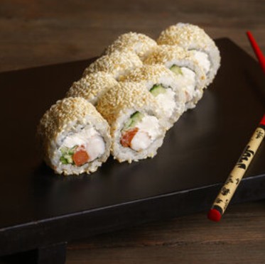 Ролл Калифорния в кунжуте