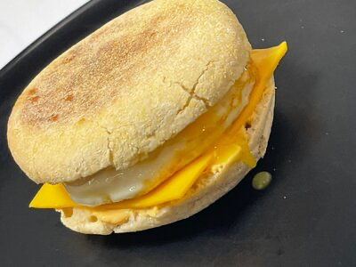 Маффин с яйцом и куриной котлетой