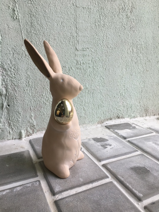 Заяц пасхальный с яйцом