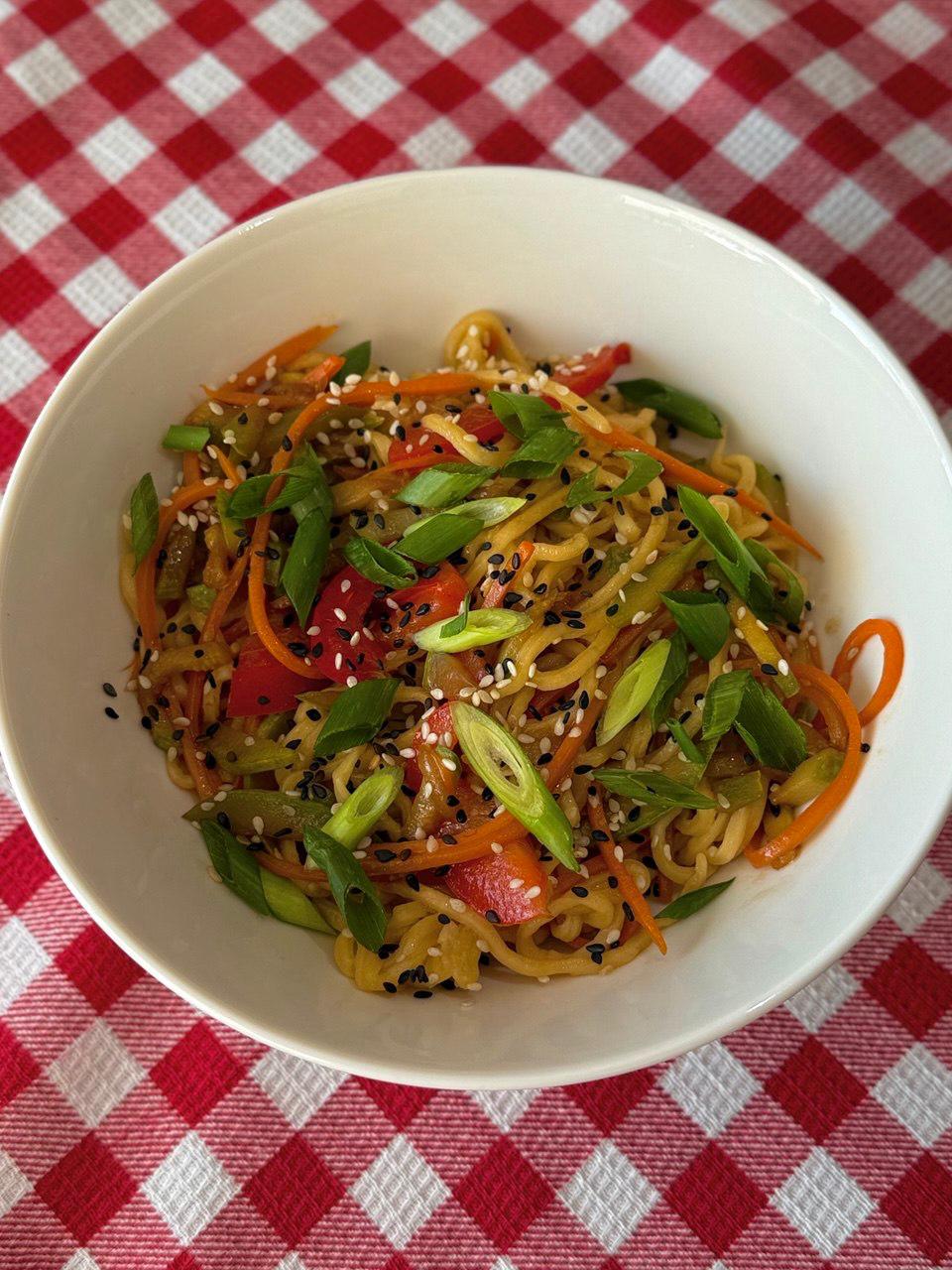 Яичная лапша с овощами 