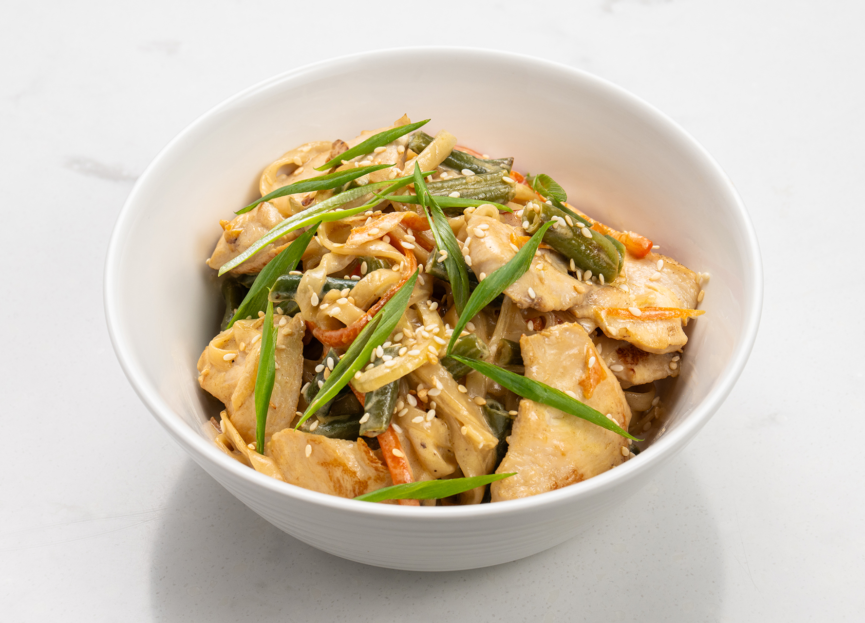 Пшеничная лапша с курицей под сливочным соусом