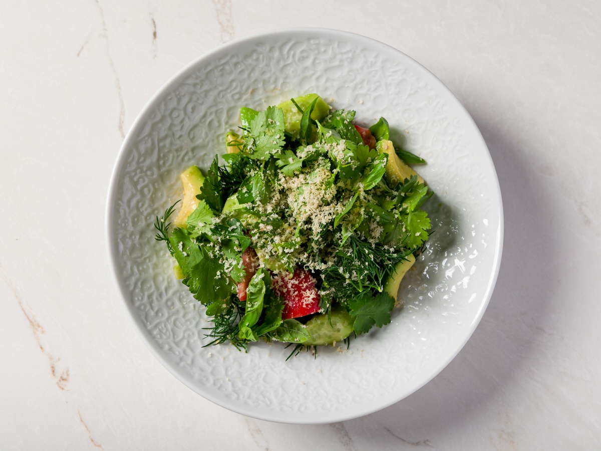 Овощной салат с авокадо и грецким орехом