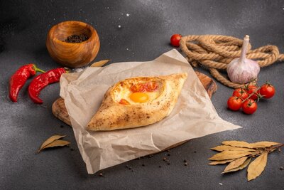Хачапури по-аджарски с томатами