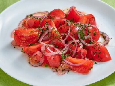 Салат из томатов с луком и аромат маслом