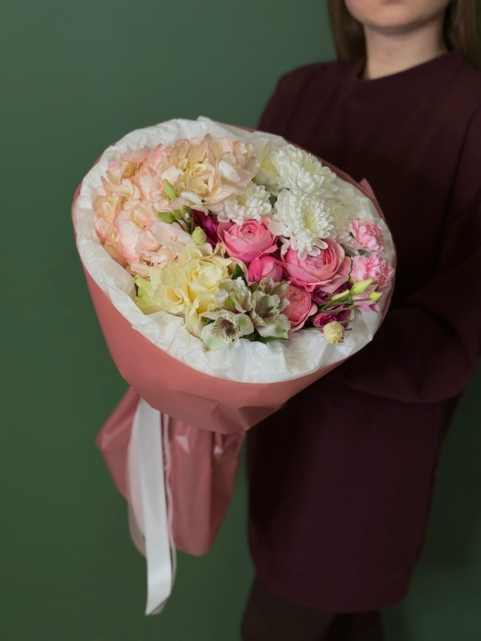 Букет с гортензией, хризантемой и пионовидной кустовой розой