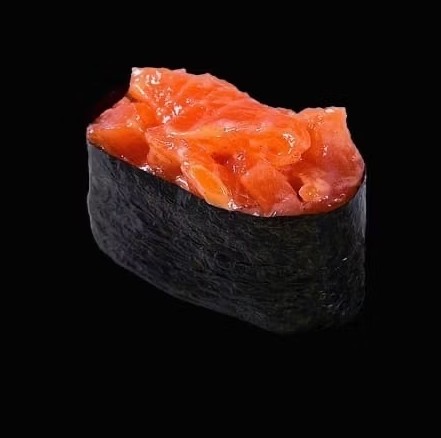 Гункан с лососем