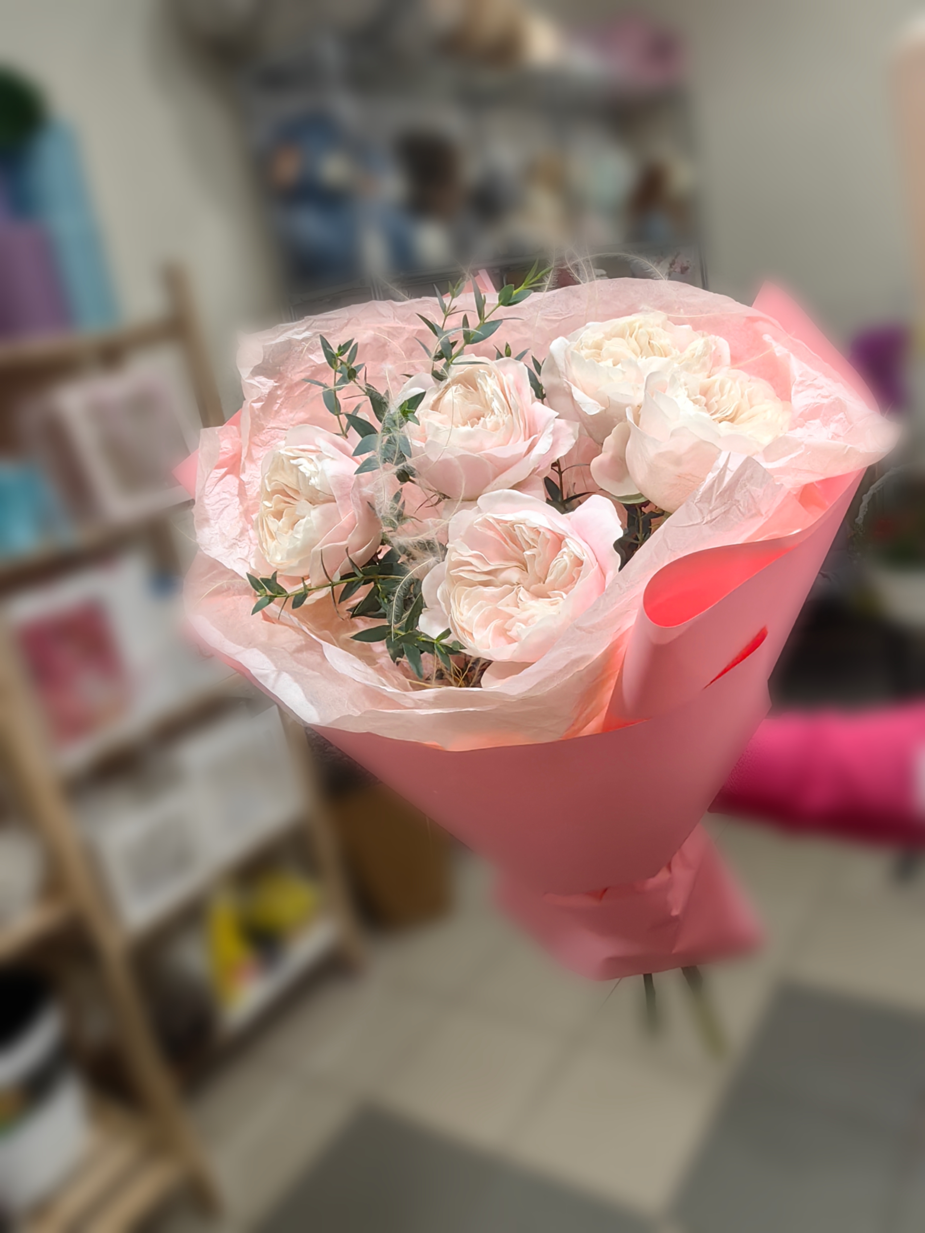 Букет пионовидных роз с эвкалиптом