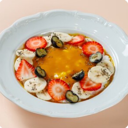 Каша рисовая с сезонными ягодами и гелем из манго