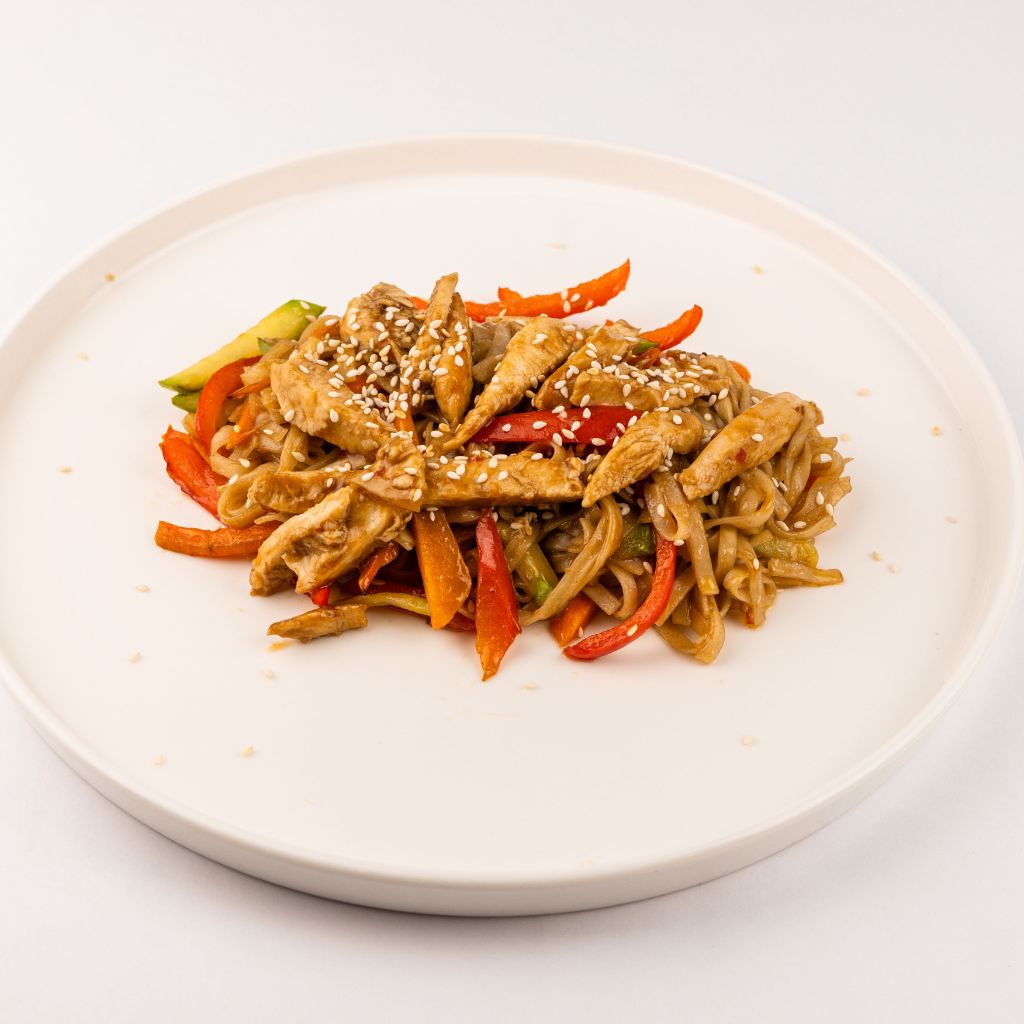 Лапша удон с курицей и овощами