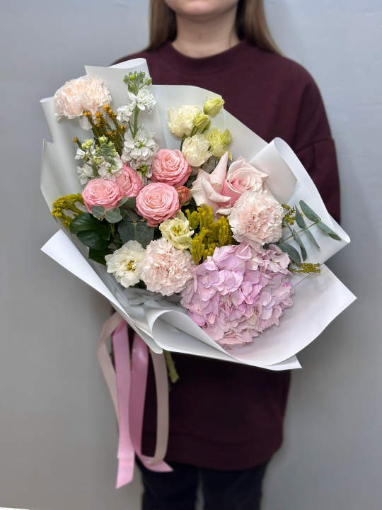 Букет «Экзо» с гортензией, маттиолой и пионовидной розой