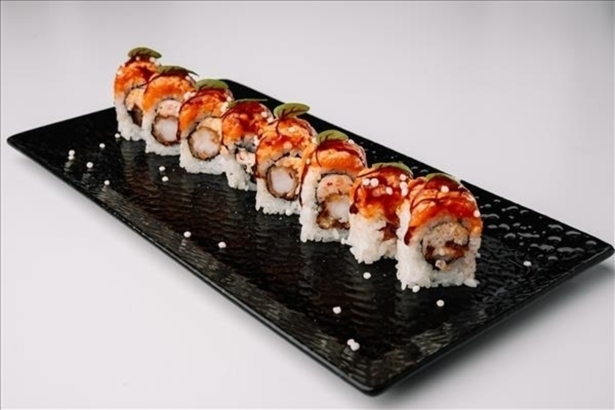 АКЦИЯ Ролл с креветкой темпура и острым лососем