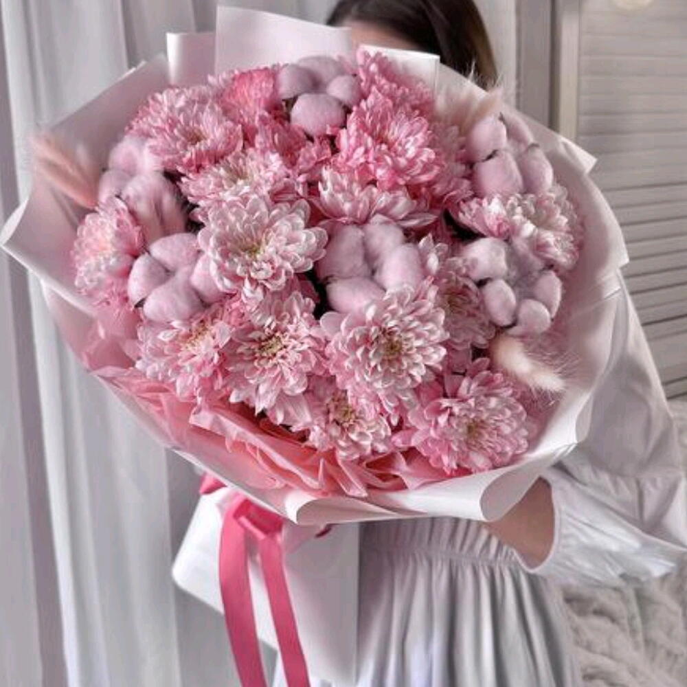 ШИКАРНЫЙ АВТОРСКИЙ БУКЕТ ИЗ ХРИЗАНТЕМ С НЕЖНЕЙШИМ ЛАГУРУСОМ ХЛОПКОМ И ТИШЬЮ