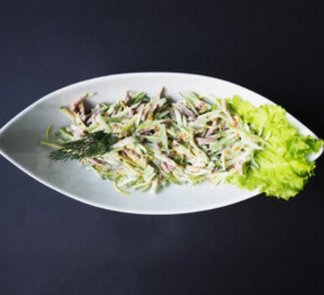 Салат из авокадо с языком