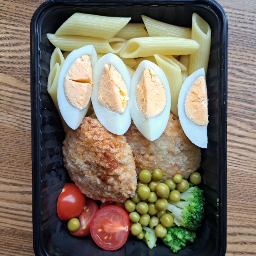 Куриные котлеты, с овощами и макаронами