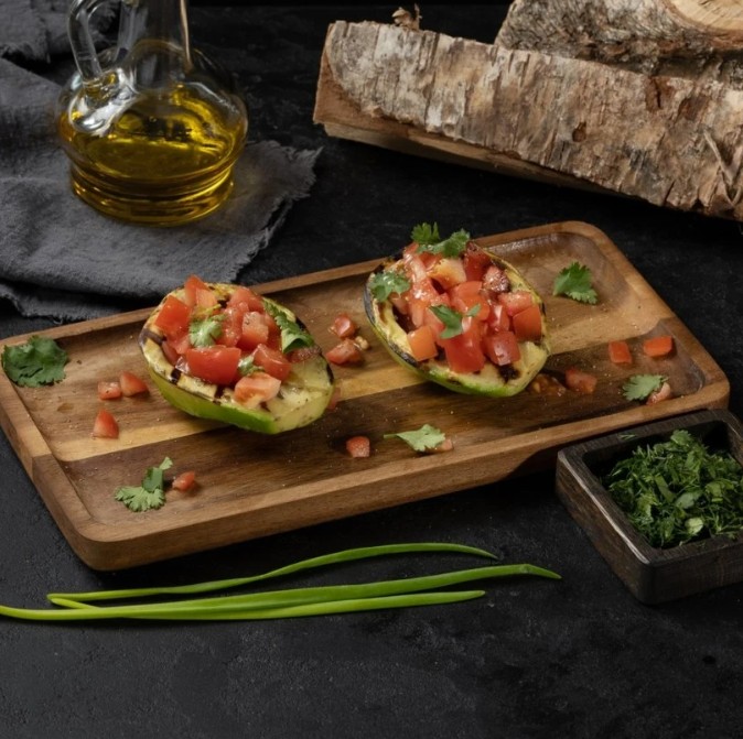 Спелый авокадо-гриль