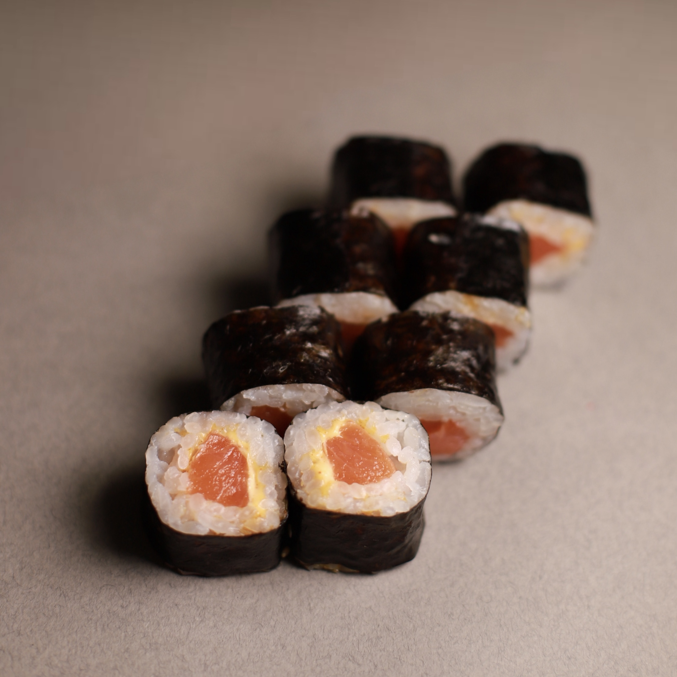 Ролл с лососем/спайси