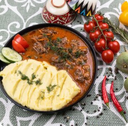 Гуляш из говядины с Макаронами