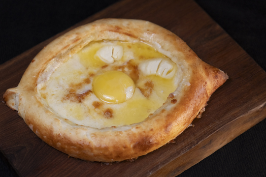 Хачапури по-аджарски с яйцом