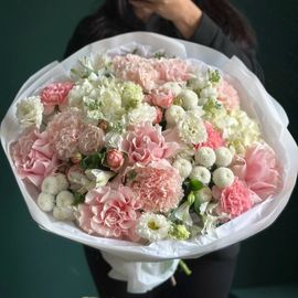 Букет «Клубничный раф» с пионовидными розами