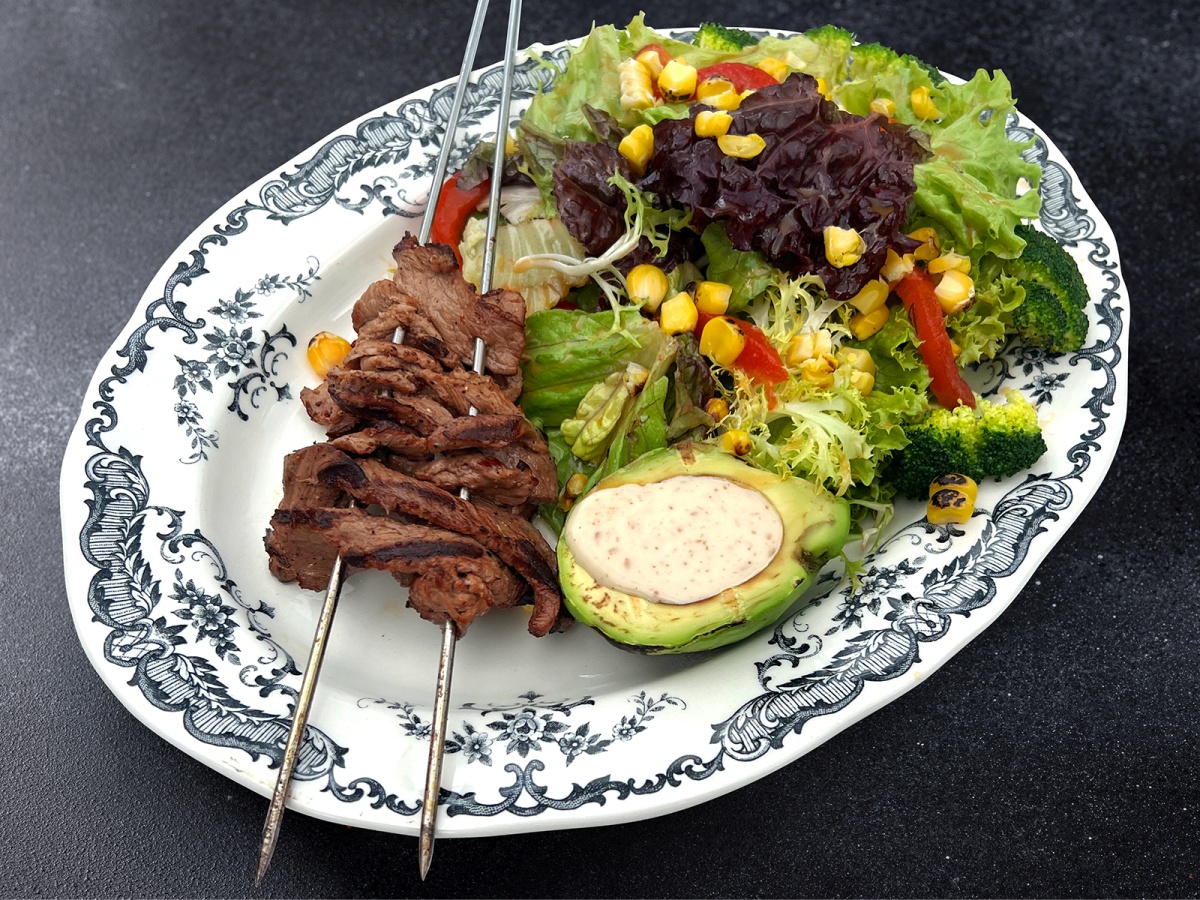 Мангал салат с печенным авокадо