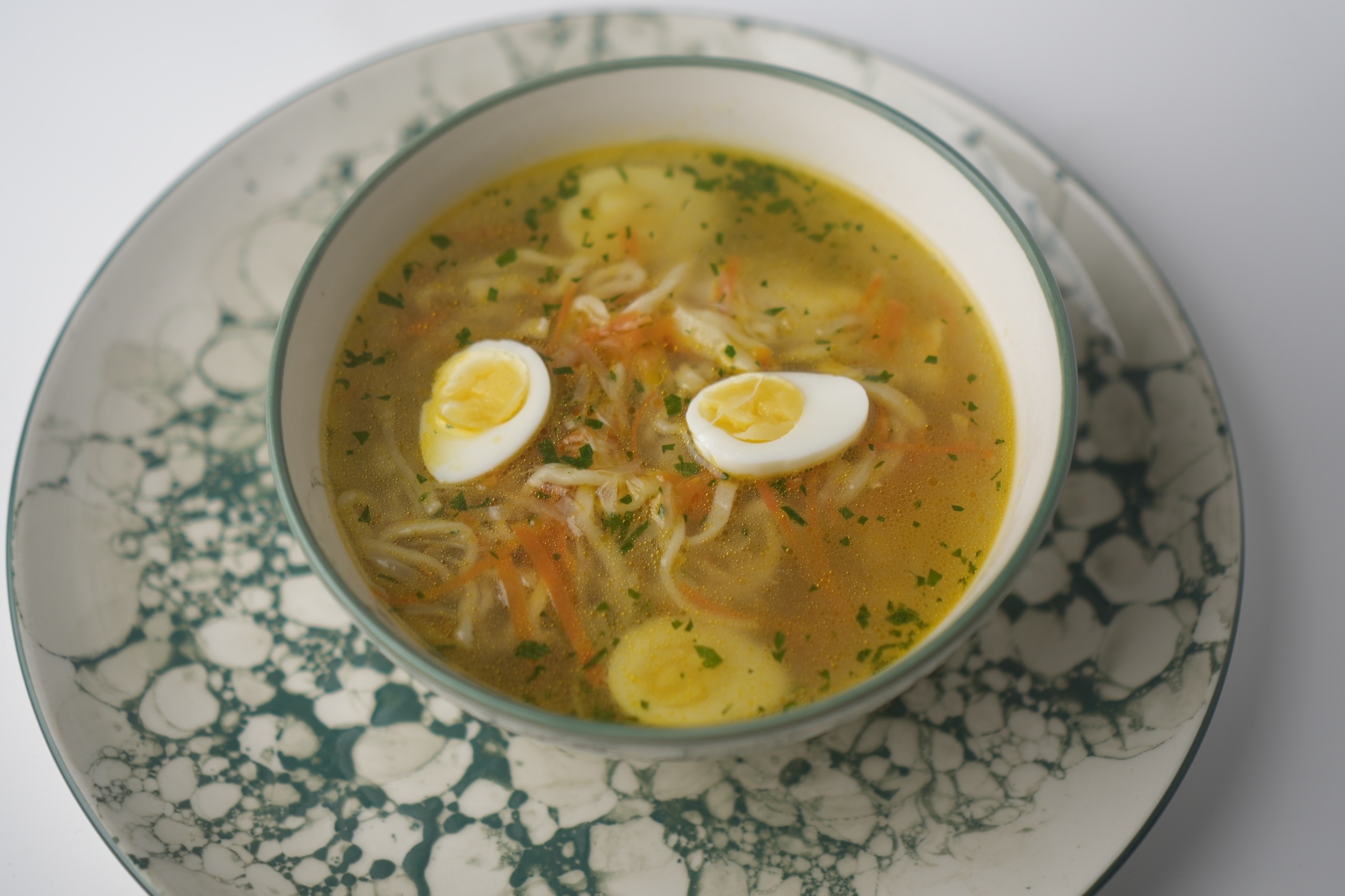 Куриный бульон с карамелле из цыпленка