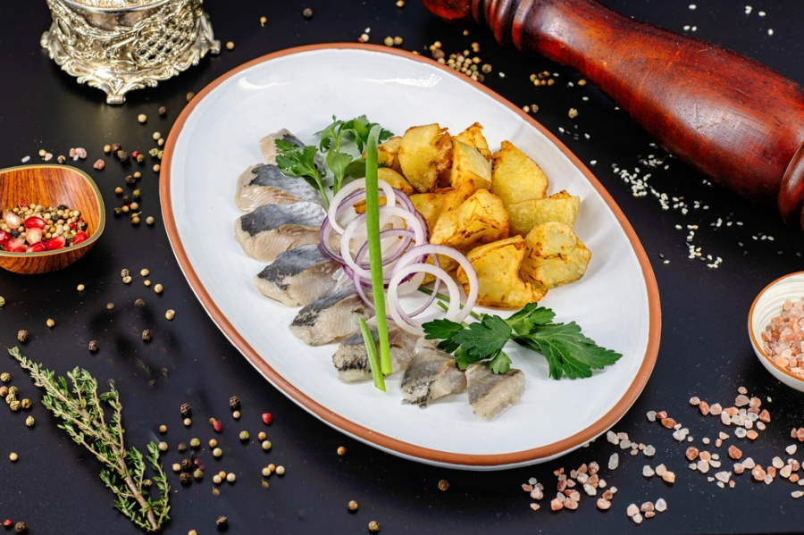 Сельдь с картофелем и красным луком