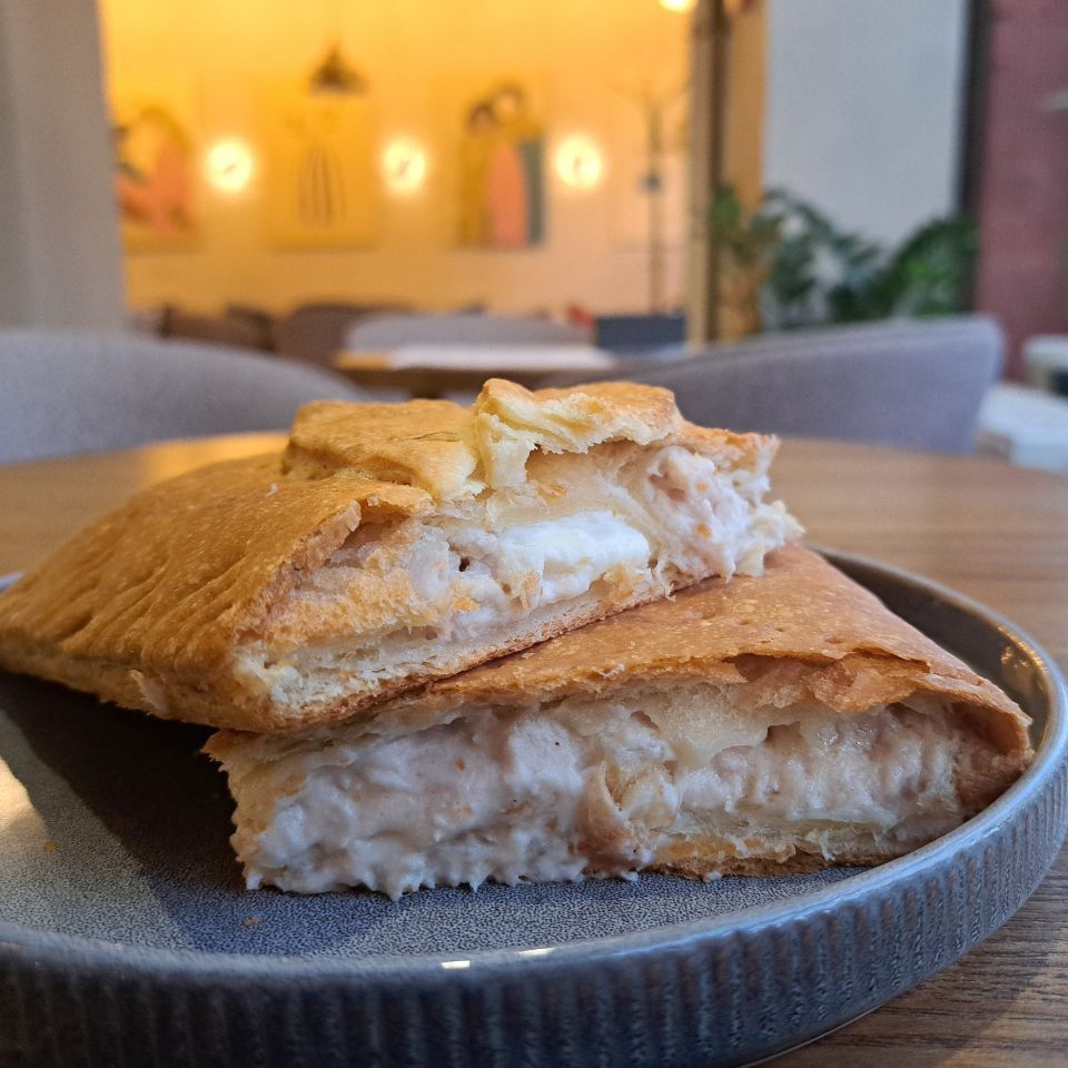 Пирог с копченой курицей и творожным сыром