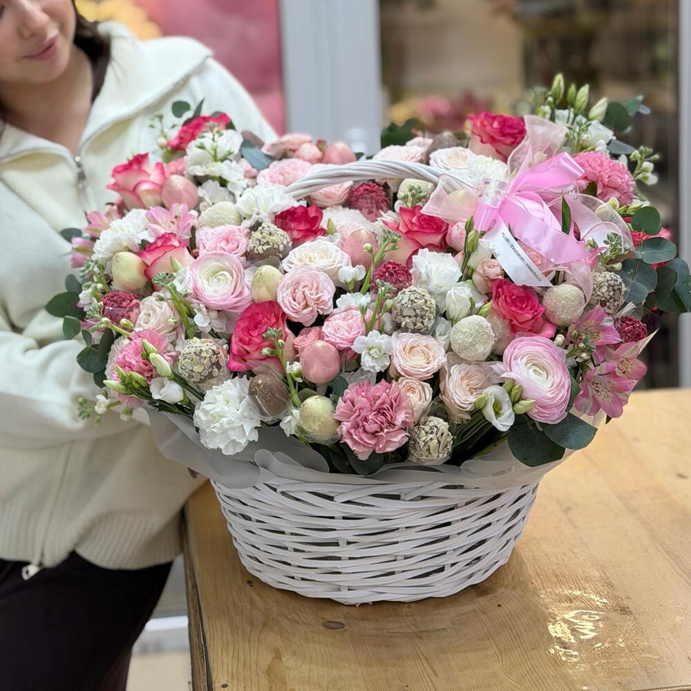 Клубника в шоколаде с цветами большая корзина