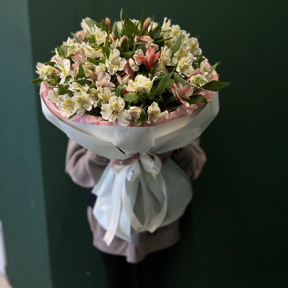 25 альстромерий в стильной упаковке