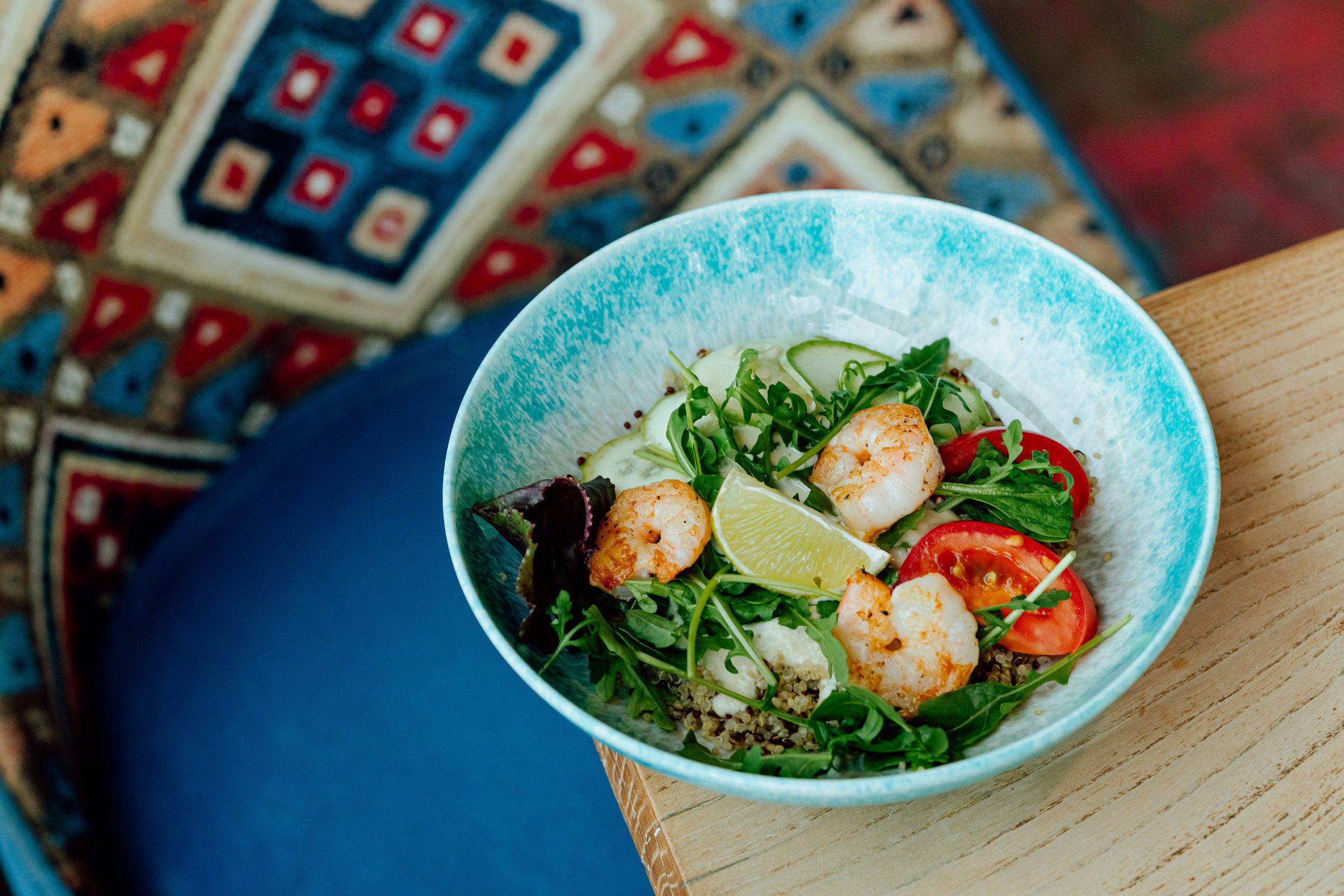 Салат с креветками и киноа