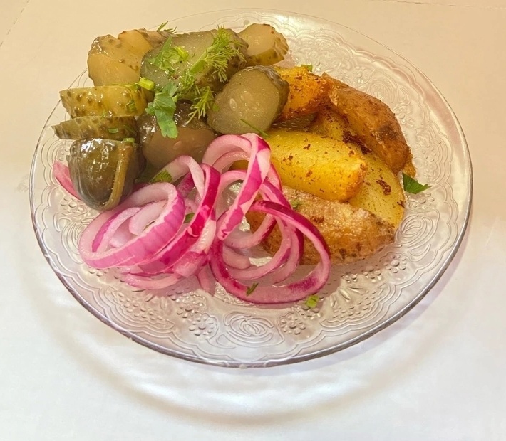 Огурчик бочковой с горячим картофелем