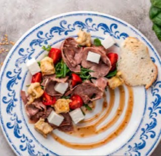 Салат с нежным ростбифом и рукколой