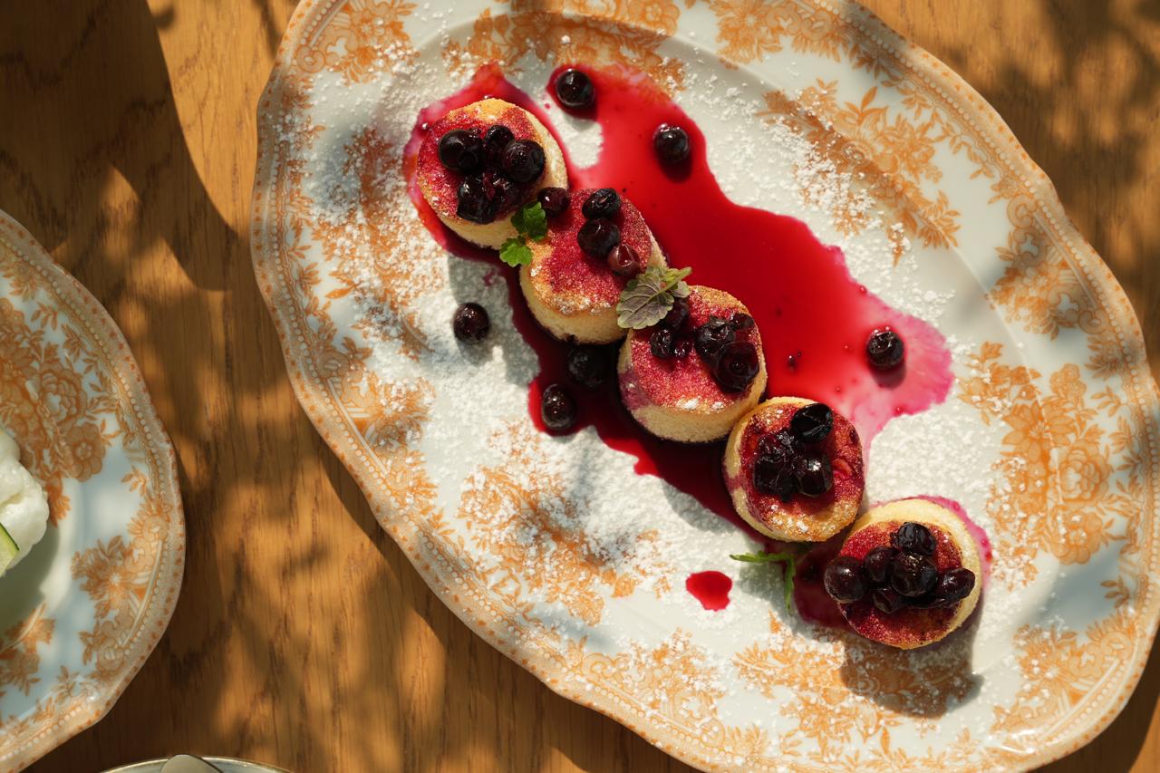 Сырники со сметаной и черной смородиной 