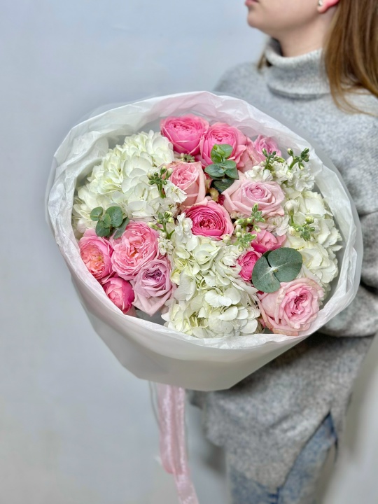 Букет с гортензиями ,кустовыми пионовидными розами и эквадорскими розами