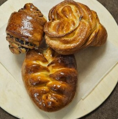 Сладкая булочка с маком
