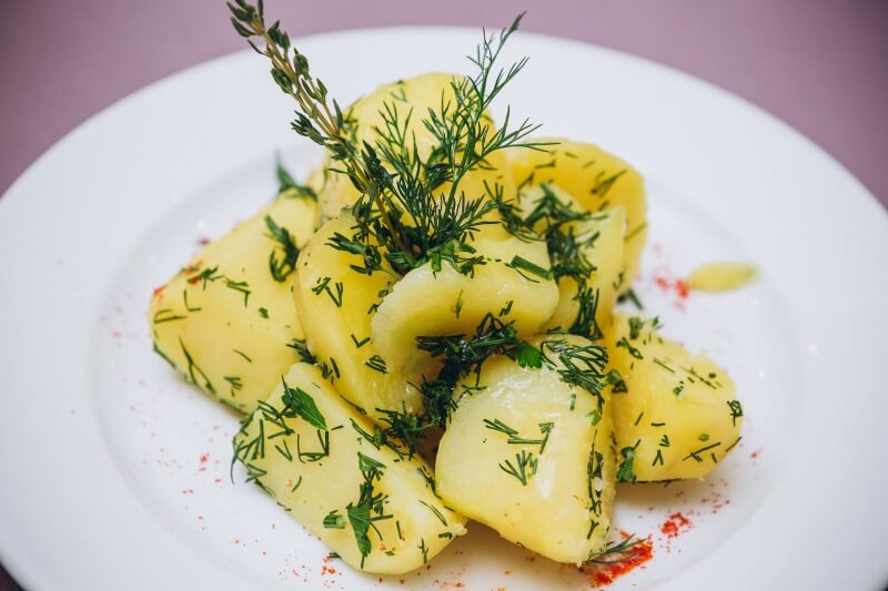Отварной картофель с зеленью