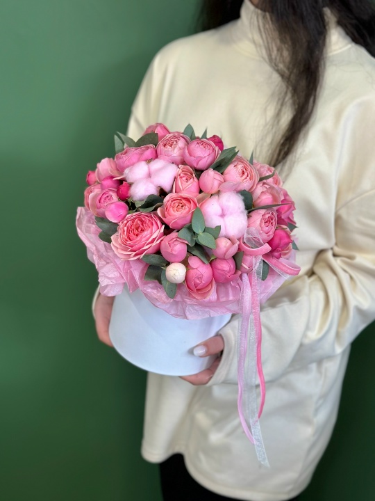 Коробочка с кустовыми пионовидными розами,эвкалиптом и хлопком