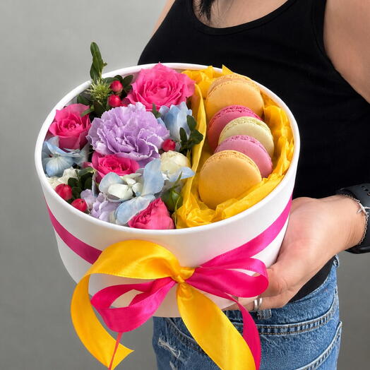 SWEET: Сладкий дофаминовый подарочный набор с гортензией, кустовой розой и диантусом