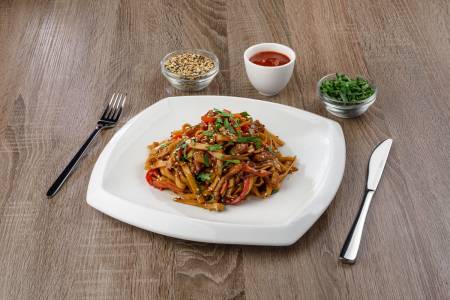Китайская лапша с курицей и овощами